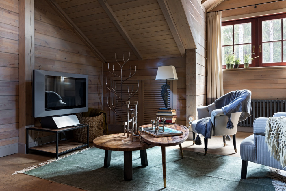 Modelo de sala de estar rural sin chimenea con televisor independiente, madera y madera