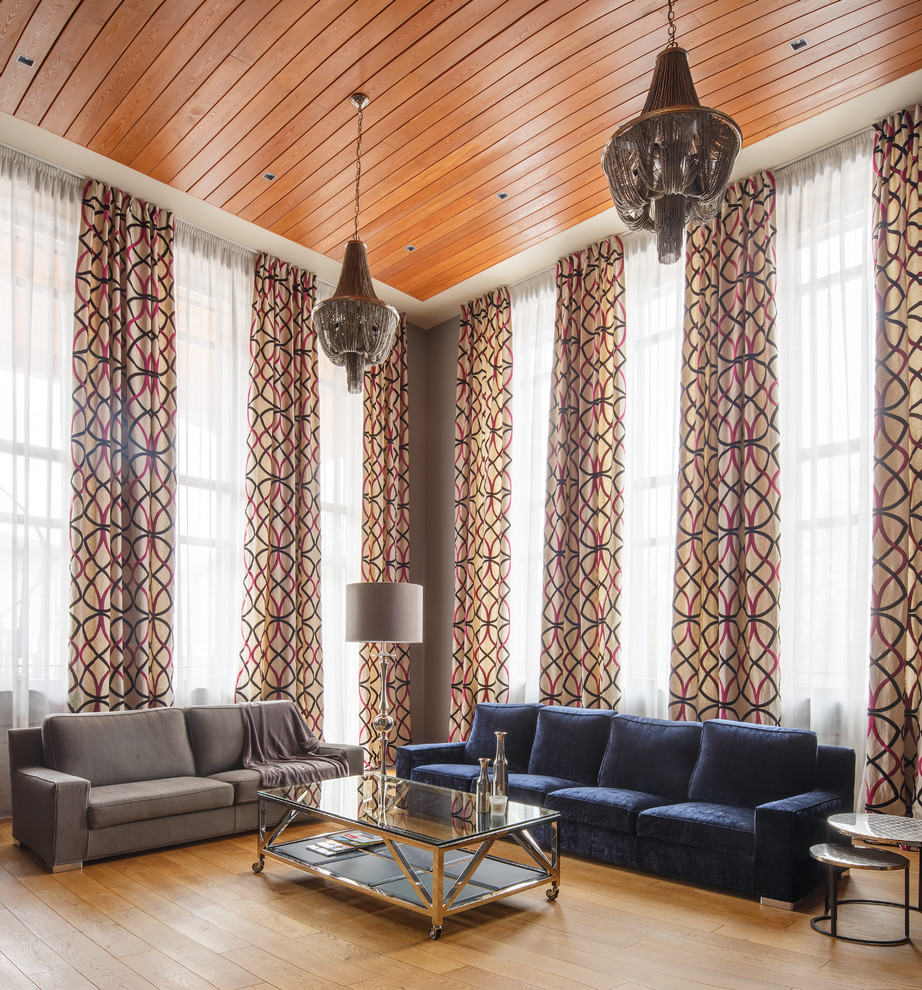 Cette image montre un salon design avec une salle de réception et un sol en bois brun.