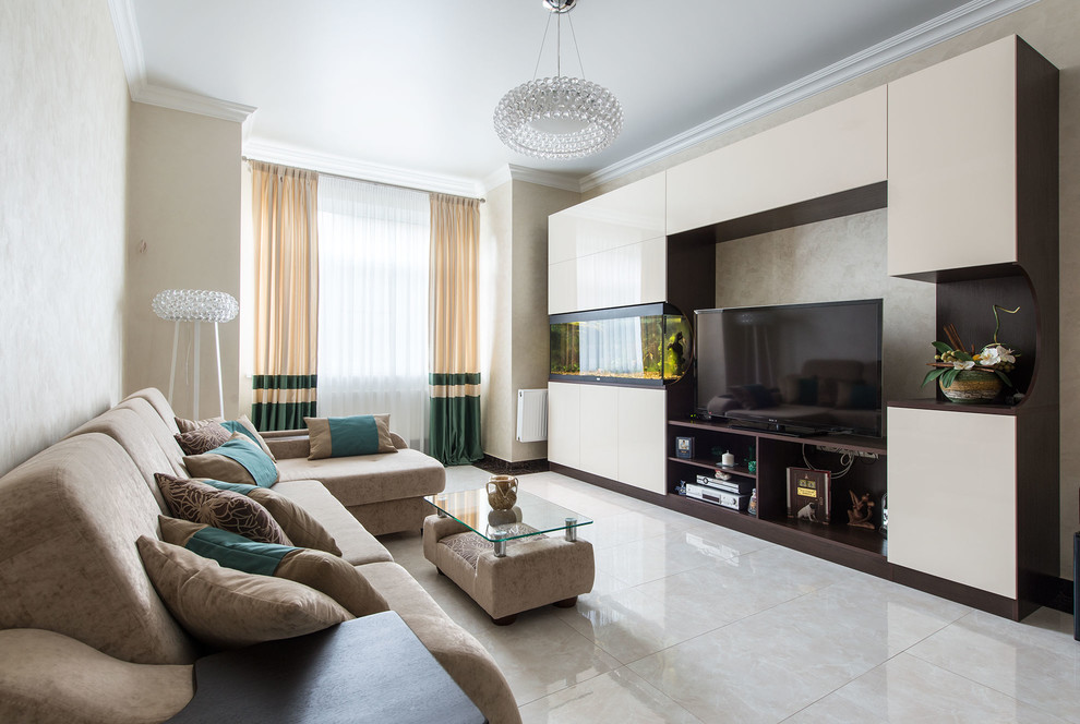 Пример оригинального дизайна: изолированная гостиная комната в современном стиле с бежевыми стенами и отдельно стоящим телевизором