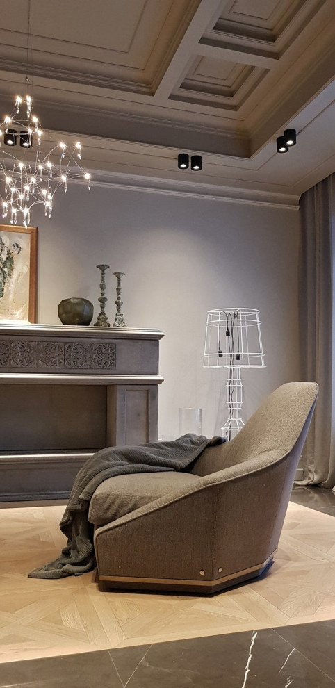 Источник вдохновения для домашнего уюта: гостиная комната в классическом стиле с серыми стенами, светлым паркетным полом, горизонтальным камином и фасадом камина из камня