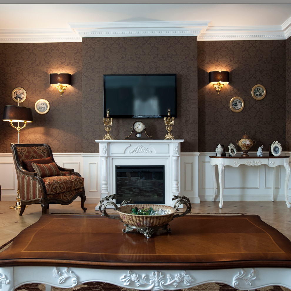 На фото: изолированная гостиная комната среднего размера в классическом стиле с коричневыми стенами, паркетным полом среднего тона, стандартным камином, фасадом камина из дерева, телевизором на стене и бежевым полом с