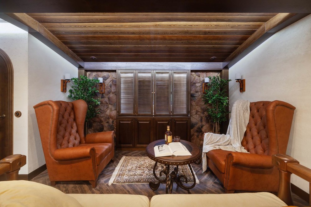 Свежая идея для дизайна: открытая гостиная комната в стиле фьюжн с бежевыми стенами, полом из керамогранита, скрытым телевизором и коричневым полом - отличное фото интерьера