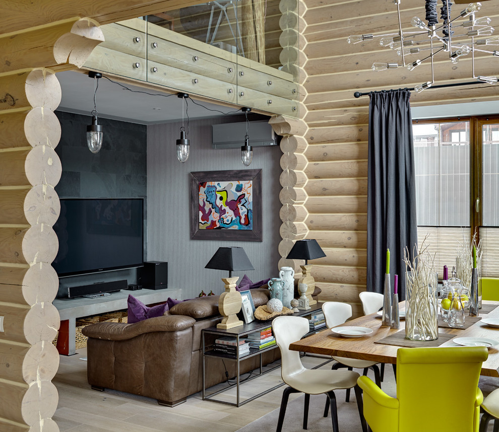 Exemple d'un salon nature ouvert avec une salle de réception, un mur beige, parquet clair, un téléviseur fixé au mur, un sol beige et éclairage.