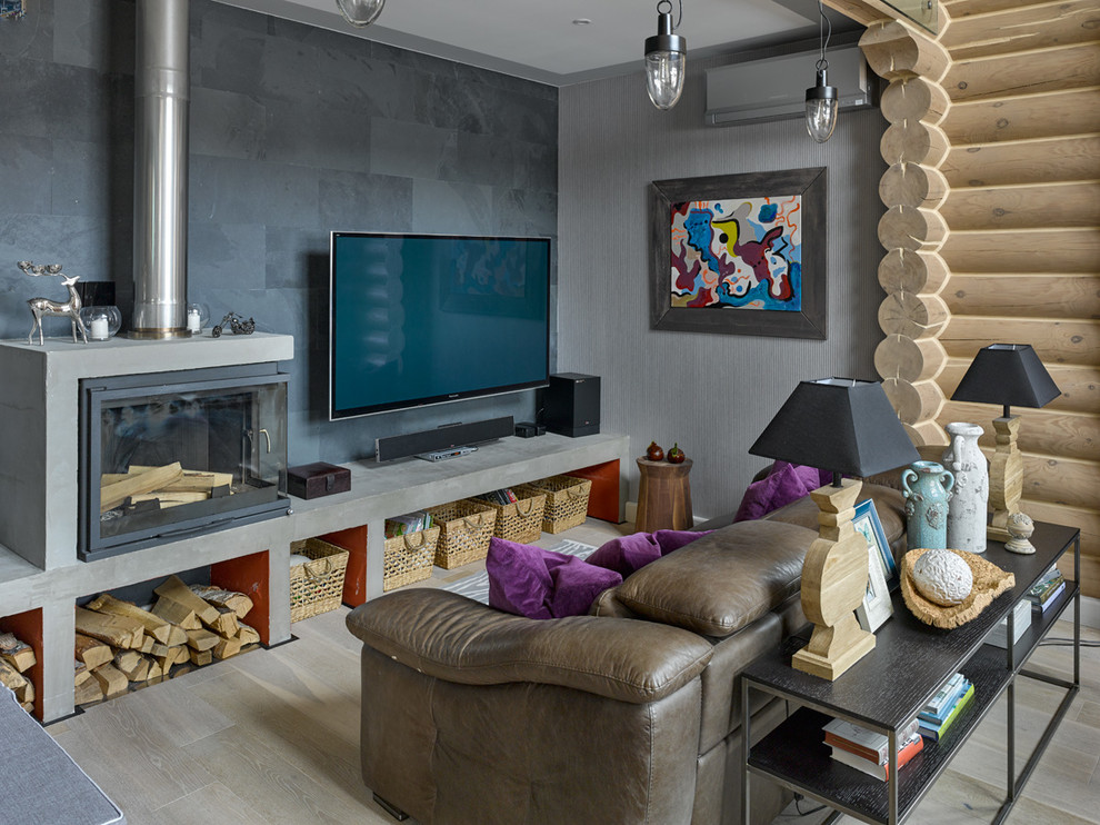 Свежая идея для дизайна: гостиная комната в стиле кантри с серыми стенами, светлым паркетным полом, стандартным камином, телевизором на стене и бежевым полом - отличное фото интерьера