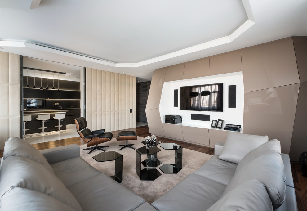 Пример оригинального дизайна: парадная, изолированная гостиная комната в современном стиле с телевизором на стене без камина