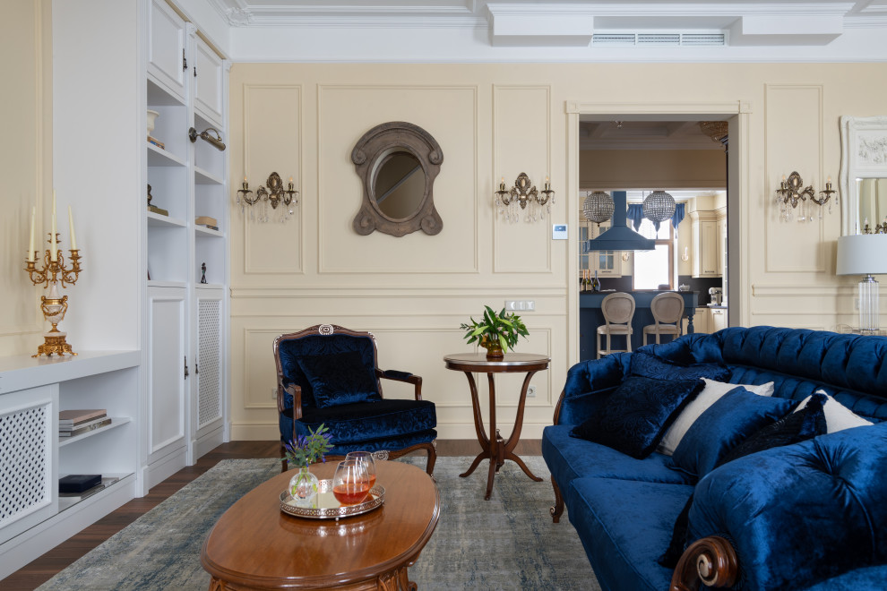 Идея дизайна: гостиная комната в современном стиле с бежевыми стенами, паркетным полом среднего тона, коричневым полом и синим диваном