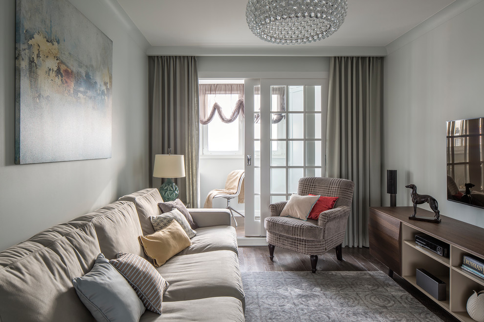 Стильный дизайн: парадная, изолированная гостиная комната среднего размера в стиле неоклассика (современная классика) с серыми стенами, темным паркетным полом и телевизором на стене - последний тренд