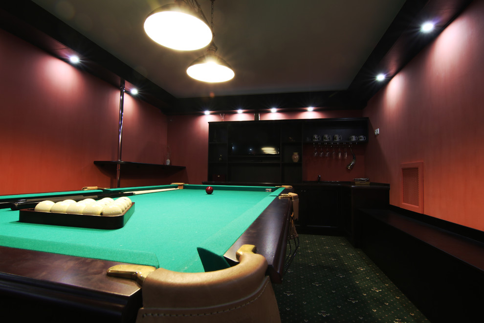 На фото: гостиная комната среднего размера в стиле неоклассика (современная классика) с темным паркетным полом