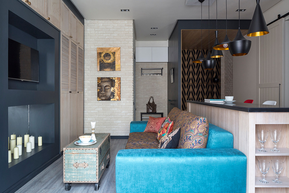 Стильный дизайн: маленькая открытая, объединенная гостиная комната в стиле фьюжн с полом из ламината, телевизором на стене и бежевыми стенами для на участке и в саду - последний тренд