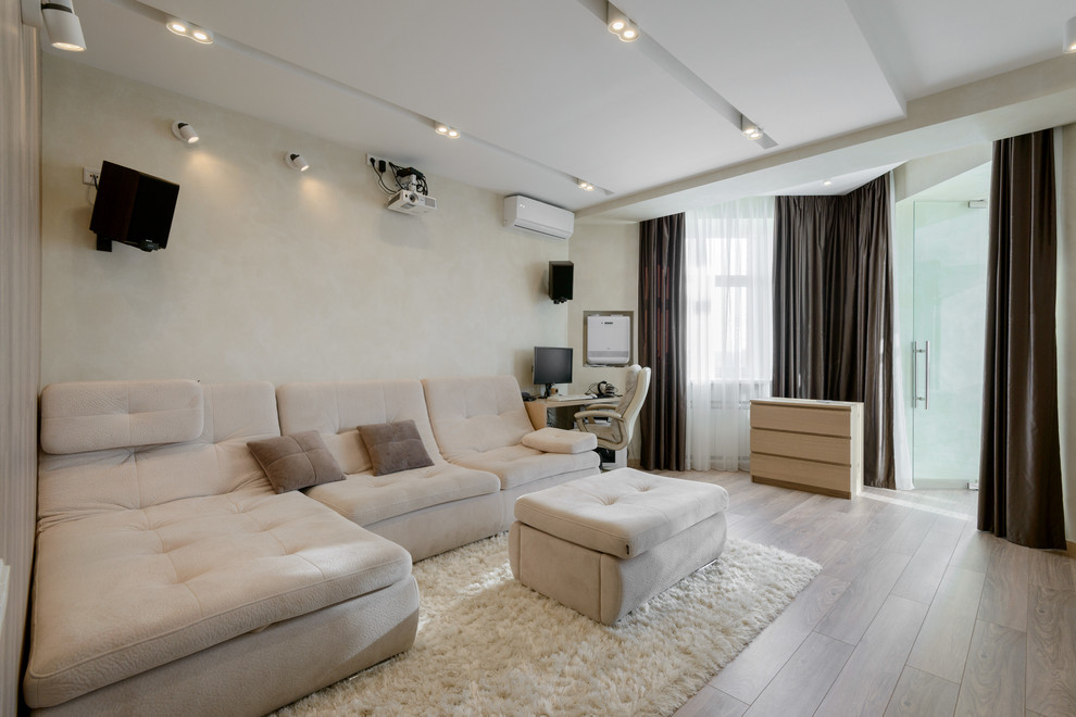 Источник вдохновения для домашнего уюта: большая изолированная гостиная комната в современном стиле с бежевыми стенами и светлым паркетным полом без камина