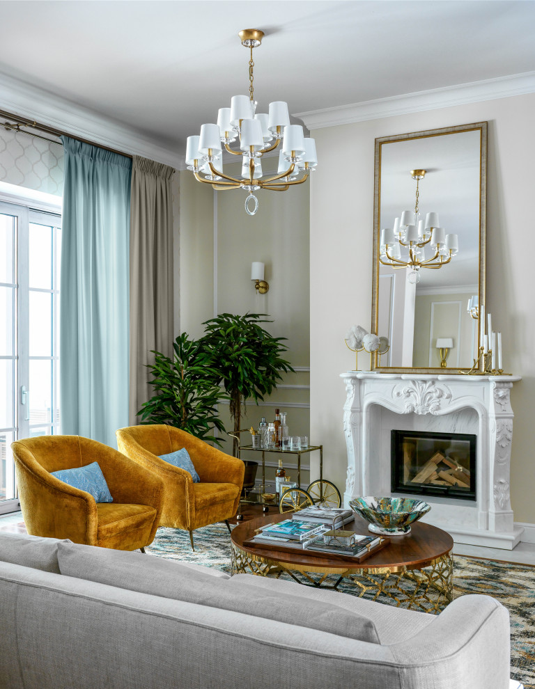 Idee per un soggiorno classico con pareti beige, camino classico, pavimento grigio e pannellatura