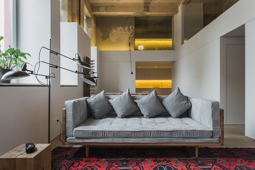 Пример оригинального дизайна: большая парадная, открытая гостиная комната в современном стиле с серыми стенами и светлым паркетным полом без телевизора