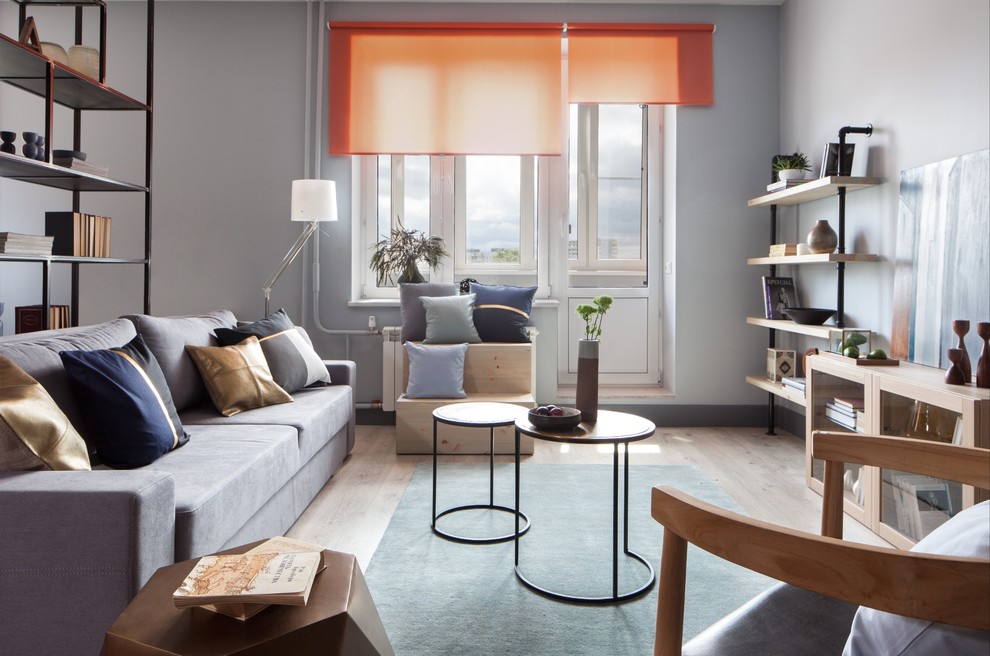 Источник вдохновения для домашнего уюта: гостиная комната:: освещение в современном стиле с серыми стенами, светлым паркетным полом и бежевым полом