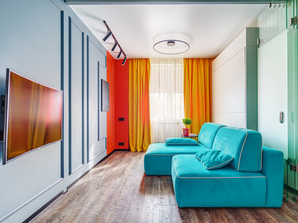 Источник вдохновения для домашнего уюта: открытая гостиная комната среднего размера в современном стиле с синими стенами, паркетным полом среднего тона, телевизором на стене и коричневым полом