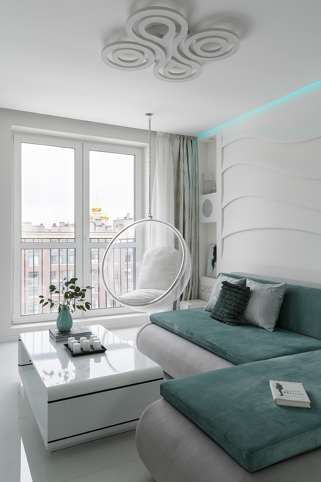 Идея дизайна: маленькая открытая, объединенная гостиная комната в современном стиле с белыми стенами, полом из керамогранита, скрытым телевизором и белым полом для на участке и в саду