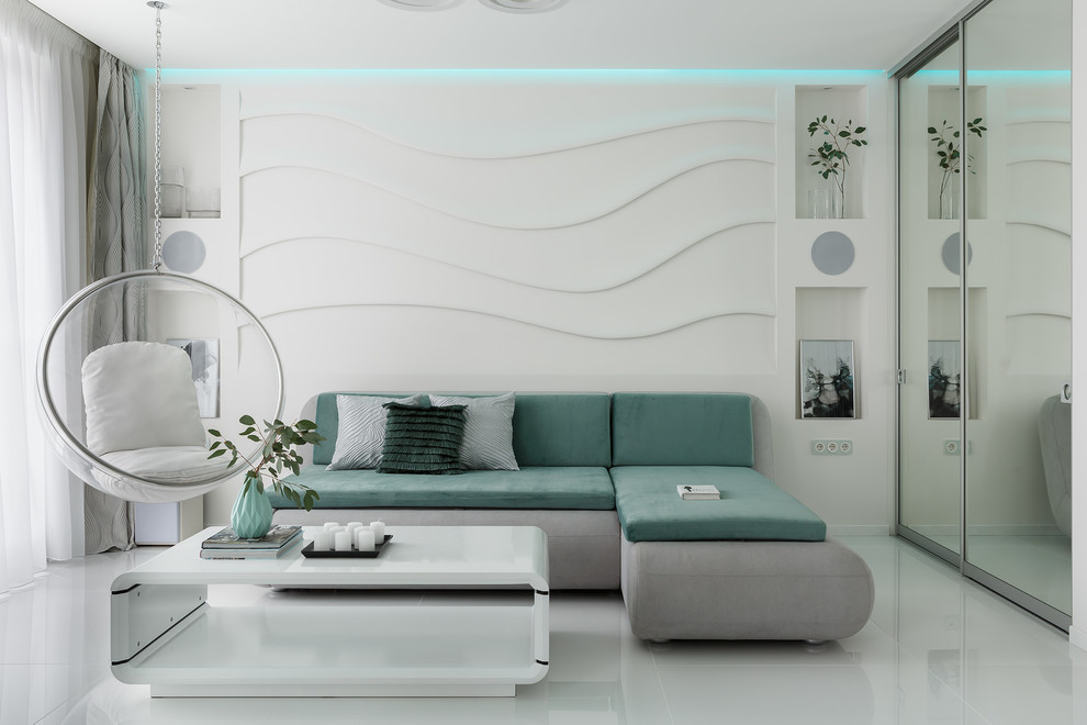 На фото: маленькая открытая, объединенная гостиная комната в современном стиле с белыми стенами, полом из керамогранита, скрытым телевизором и белым полом для на участке и в саду с