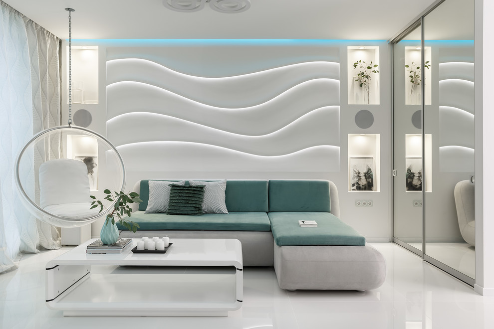 Diseño de salón abierto actual pequeño con paredes blancas, suelo de baldosas de porcelana, televisor retractable y suelo blanco