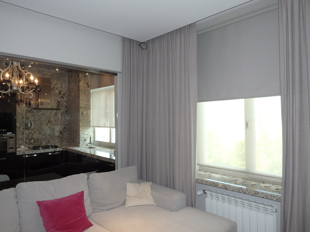 Стильный дизайн: открытая, объединенная гостиная комната среднего размера в современном стиле с серыми стенами, темным паркетным полом, телевизором на стене, коричневым полом, многоуровневым потолком и обоями на стенах - последний тренд