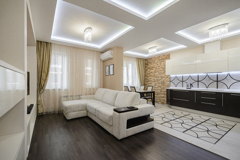 Idee per un soggiorno chic aperto con pavimento in laminato e pavimento marrone
