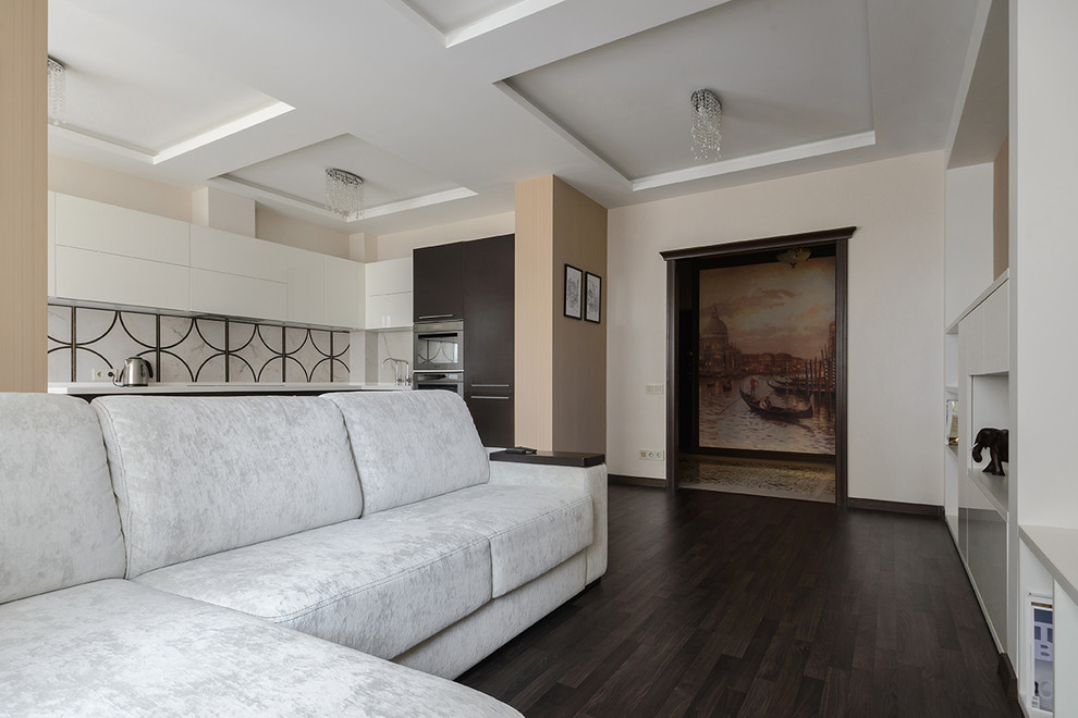 Идея дизайна: открытая гостиная комната в стиле неоклассика (современная классика) с полом из ламината и коричневым полом