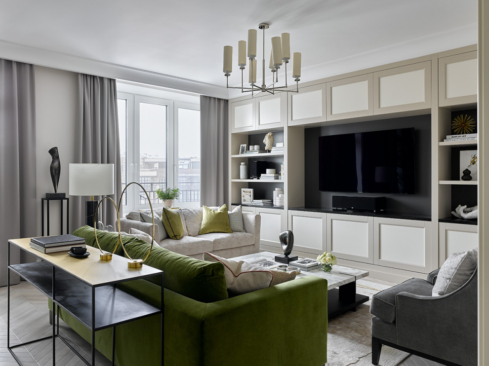 Стильный дизайн: гостиная комната в стиле неоклассика (современная классика) с белыми стенами, мультимедийным центром и серым полом - последний тренд