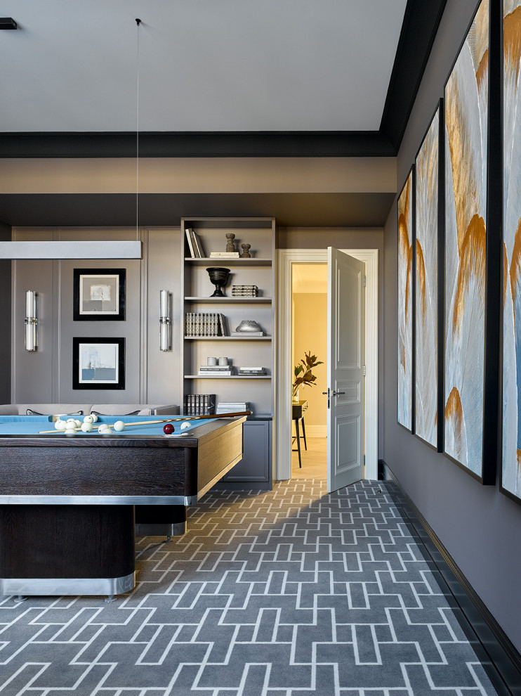 Стильный дизайн: комната для игр в стиле неоклассика (современная классика) с серыми стенами, ковровым покрытием и серым полом - последний тренд