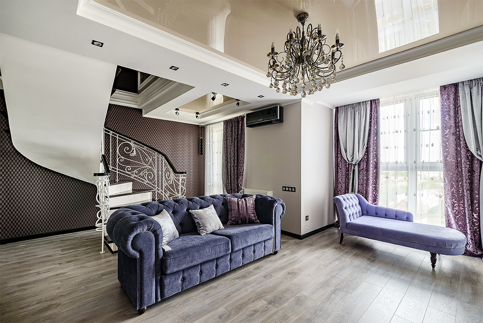 Пример оригинального дизайна: гостиная комната в классическом стиле с белыми стенами и светлым паркетным полом