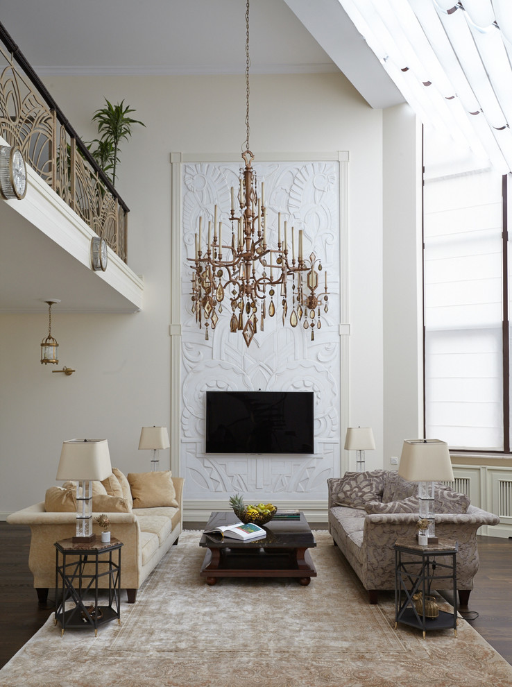 Imagen de salón para visitas clásico renovado con paredes beige, suelo de madera oscura y televisor colgado en la pared