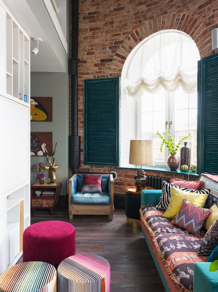 Inspiration pour un salon bohème fermé avec une salle de réception, un mur marron, parquet foncé et un sol marron.