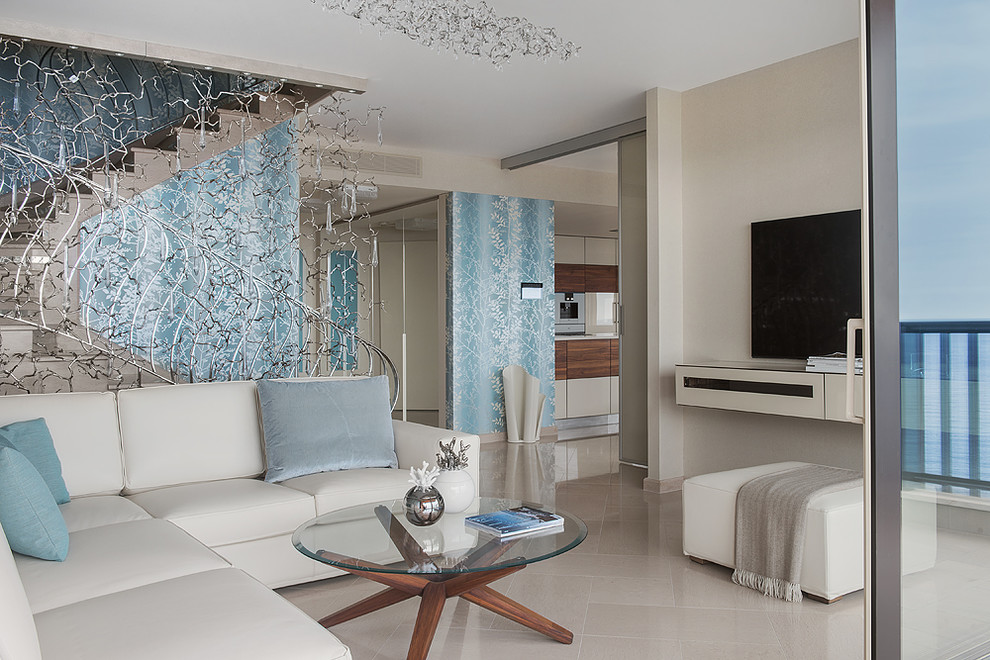 Источник вдохновения для домашнего уюта: парадная гостиная комната в современном стиле с бежевыми стенами, телевизором на стене и бежевым полом