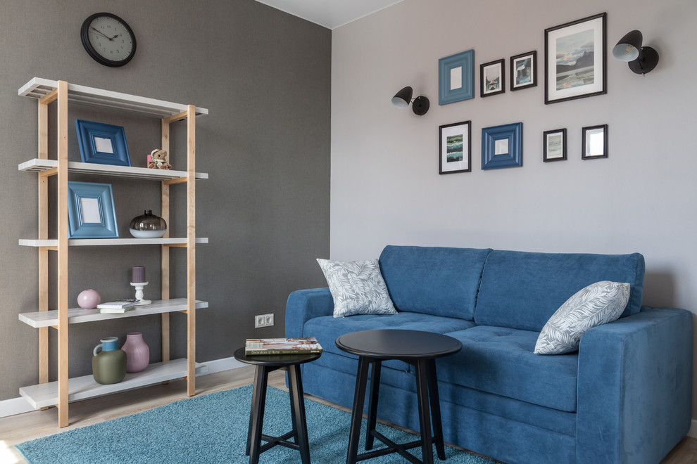Свежая идея для дизайна: изолированная гостиная комната среднего размера в скандинавском стиле с серыми стенами, полом из ламината и бежевым полом - отличное фото интерьера