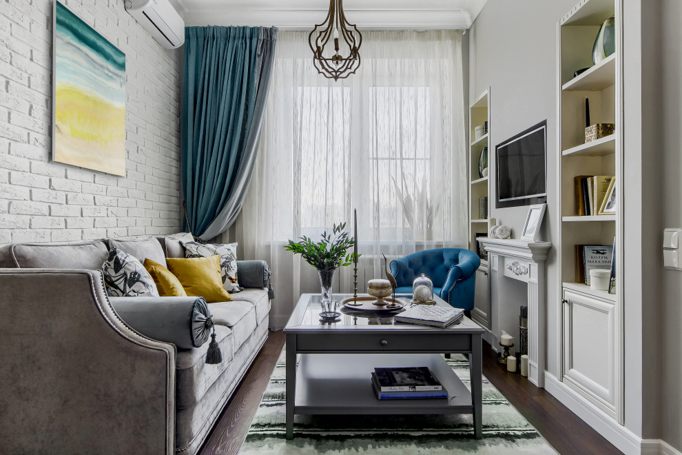 Esempio di un soggiorno classico con pareti grigie, parquet scuro, TV a parete, pavimento marrone e pareti in mattoni