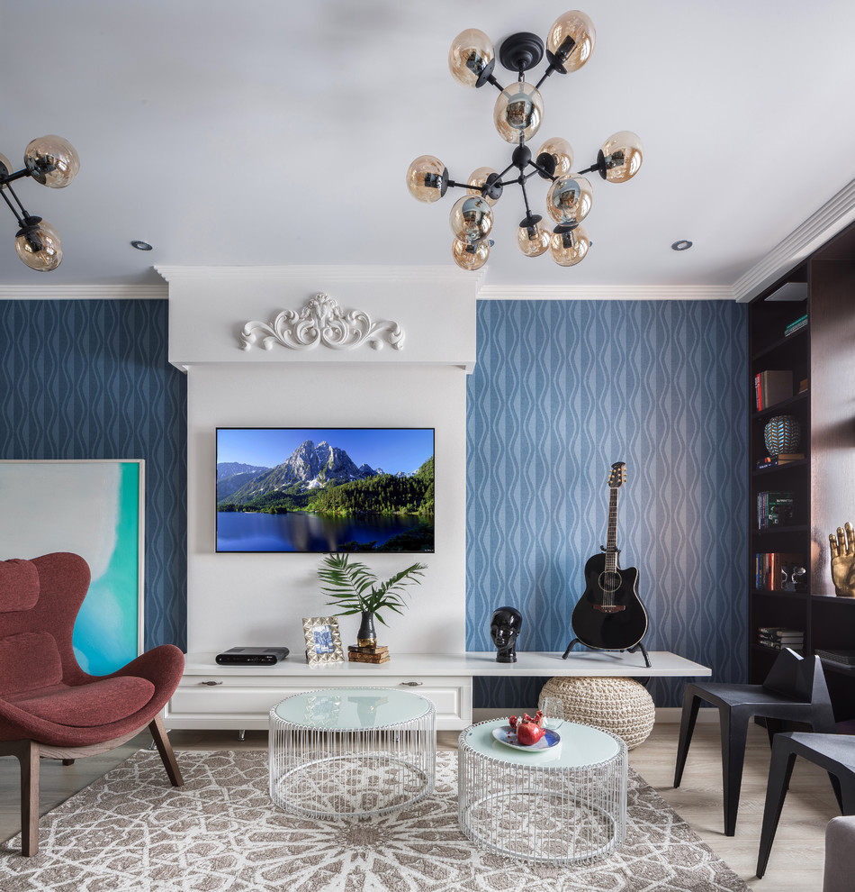 Idee per un soggiorno contemporaneo aperto con sala formale, pareti blu, parquet chiaro, nessun camino, TV a parete e pavimento beige
