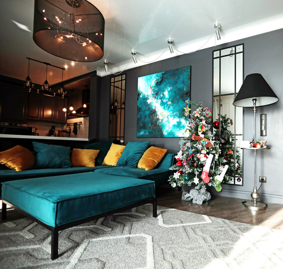 Стильный дизайн: маленькая гостиная комната в стиле неоклассика (современная классика) с серыми стенами и полом из ламината для на участке и в саду - последний тренд