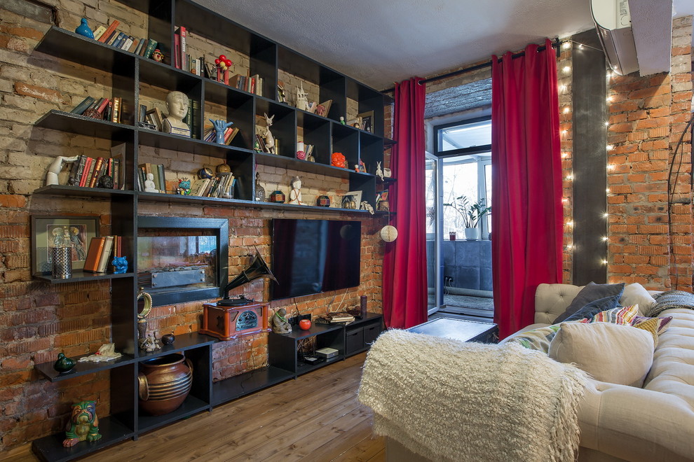 Idée de décoration pour une salle de séjour bohème avec parquet foncé, une cheminée ribbon et un téléviseur encastré.