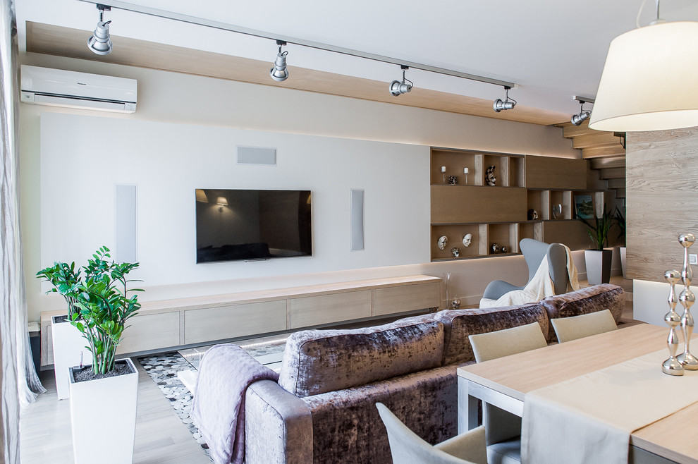 Свежая идея для дизайна: гостиная комната в стиле неоклассика (современная классика) с телевизором на стене - отличное фото интерьера