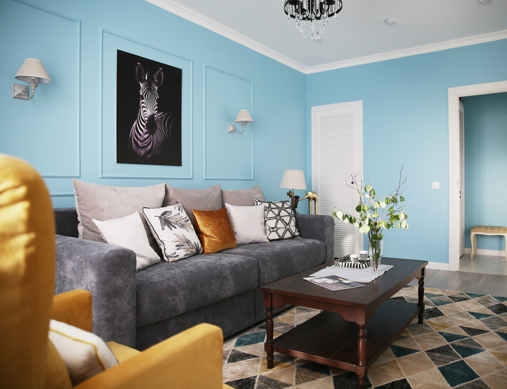 Свежая идея для дизайна: гостиная комната в стиле неоклассика (современная классика) с синими стенами - отличное фото интерьера