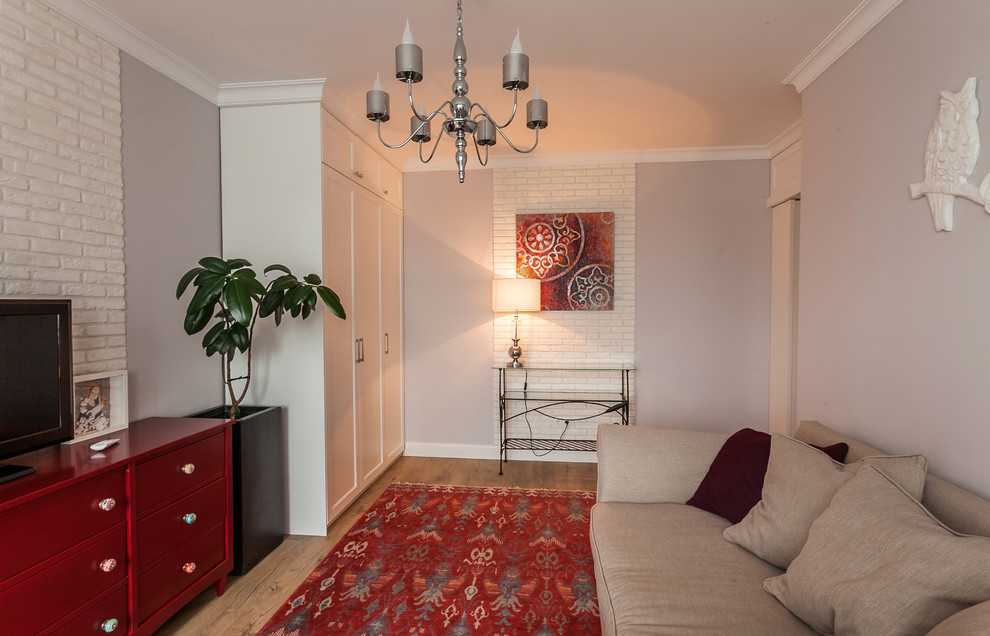 Foto di un piccolo soggiorno classico chiuso con pareti grigie, pavimento in laminato e TV autoportante