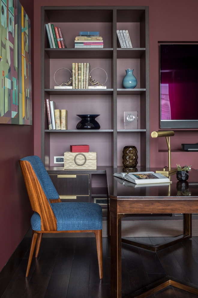 На фото: гостиная комната в стиле неоклассика (современная классика) с темным паркетным полом, телевизором на стене и коричневым полом