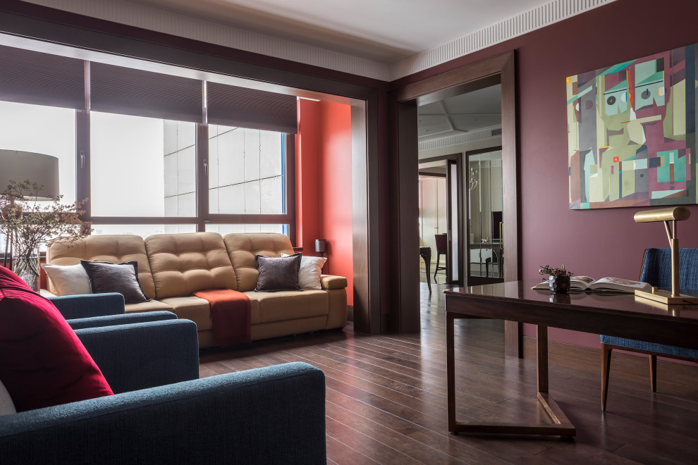 Источник вдохновения для домашнего уюта: гостиная комната в стиле неоклассика (современная классика) с темным паркетным полом, телевизором на стене и коричневым полом