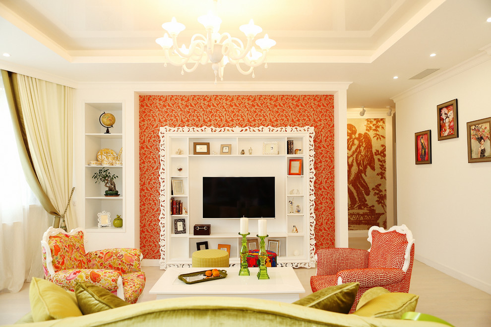 Стильный дизайн: открытая, парадная, объединенная гостиная комната среднего размера в классическом стиле с белыми стенами, светлым паркетным полом и телевизором на стене - последний тренд