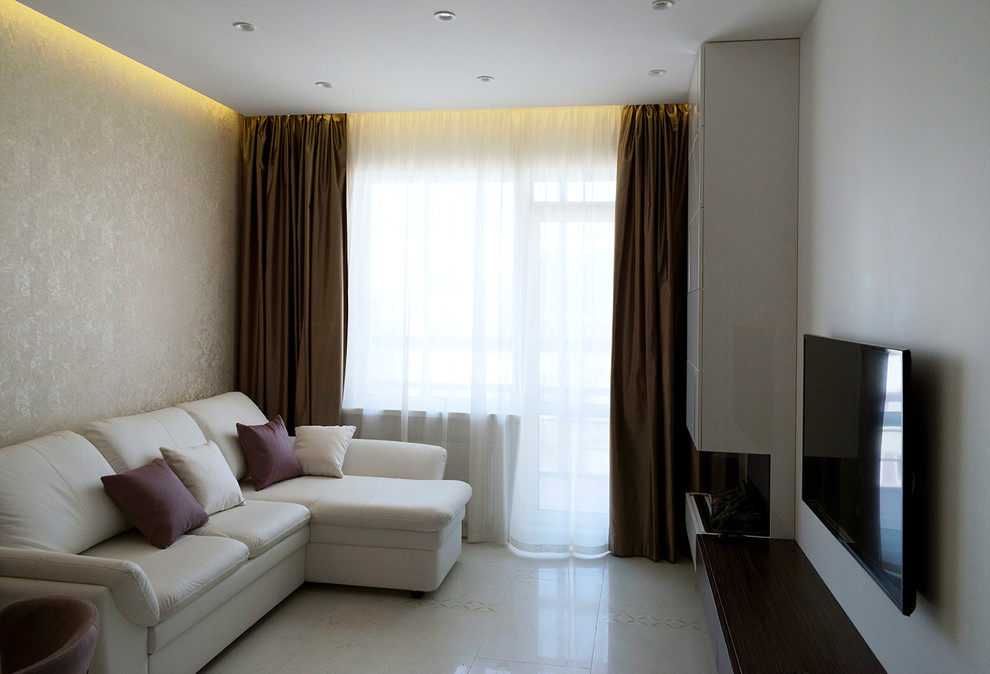 Ispirazione per un soggiorno contemporaneo di medie dimensioni e chiuso con pareti bianche, pavimento con piastrelle in ceramica, TV a parete e pavimento beige