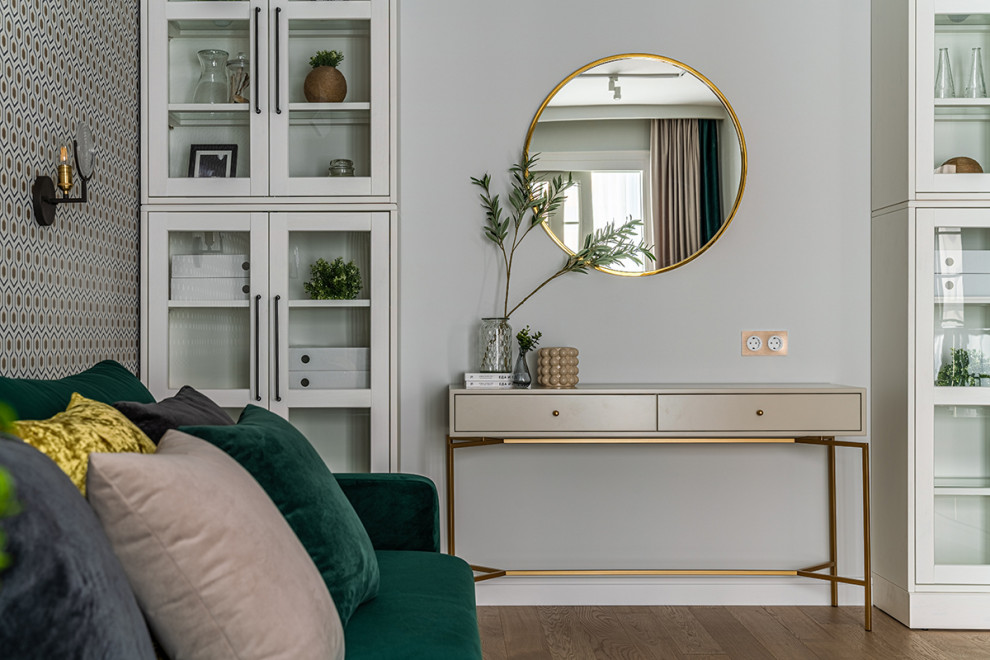 Immagine di un soggiorno design con parquet chiaro