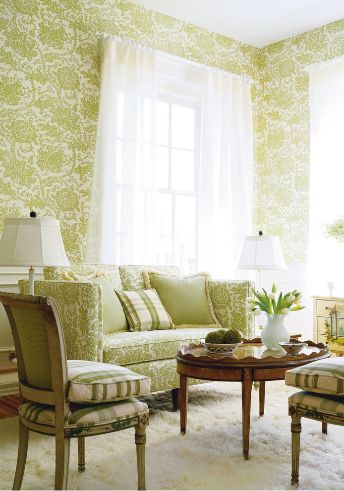 Inredning av ett klassiskt vardagsrum, med gröna väggar och heltäckningsmatta
