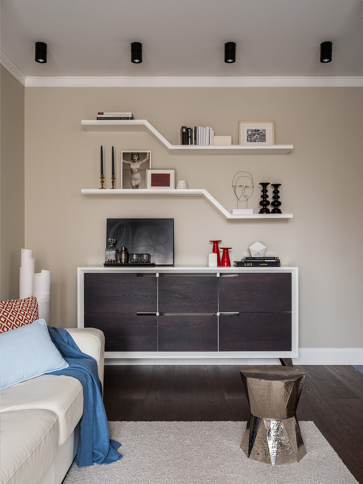 Foto di un piccolo soggiorno design aperto con pareti beige, pavimento in legno massello medio e pavimento marrone