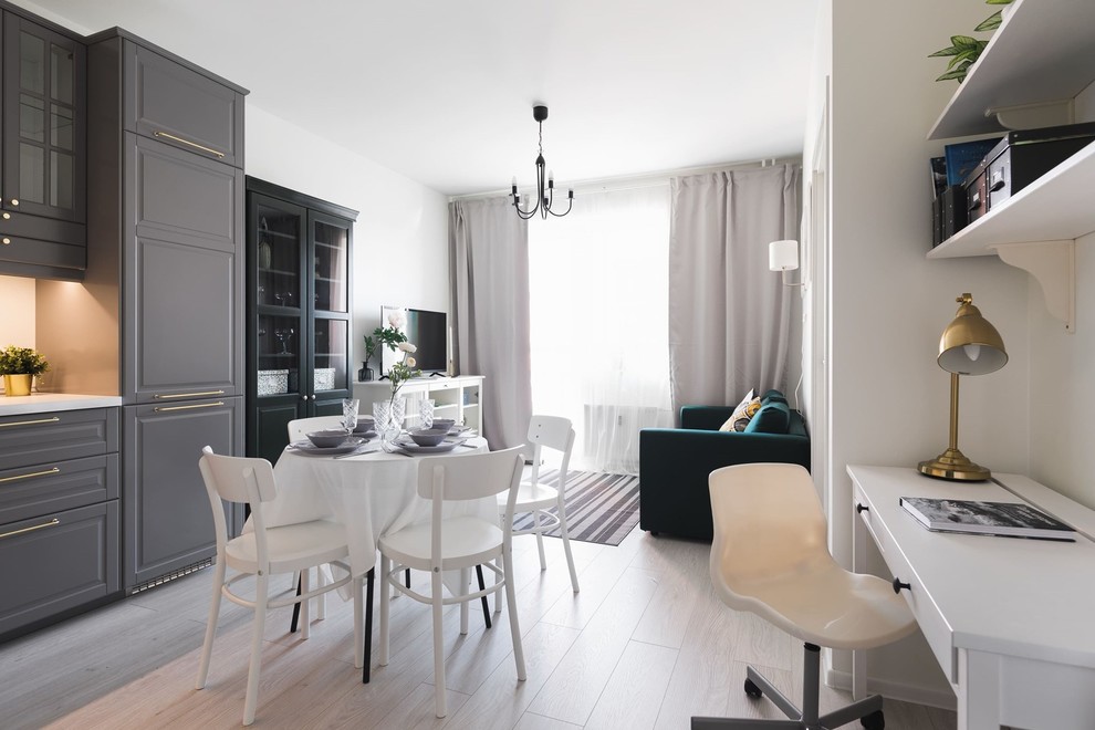 Стильный дизайн: гостиная комната среднего размера в скандинавском стиле с белыми стенами, полом из ламината и серым полом - последний тренд
