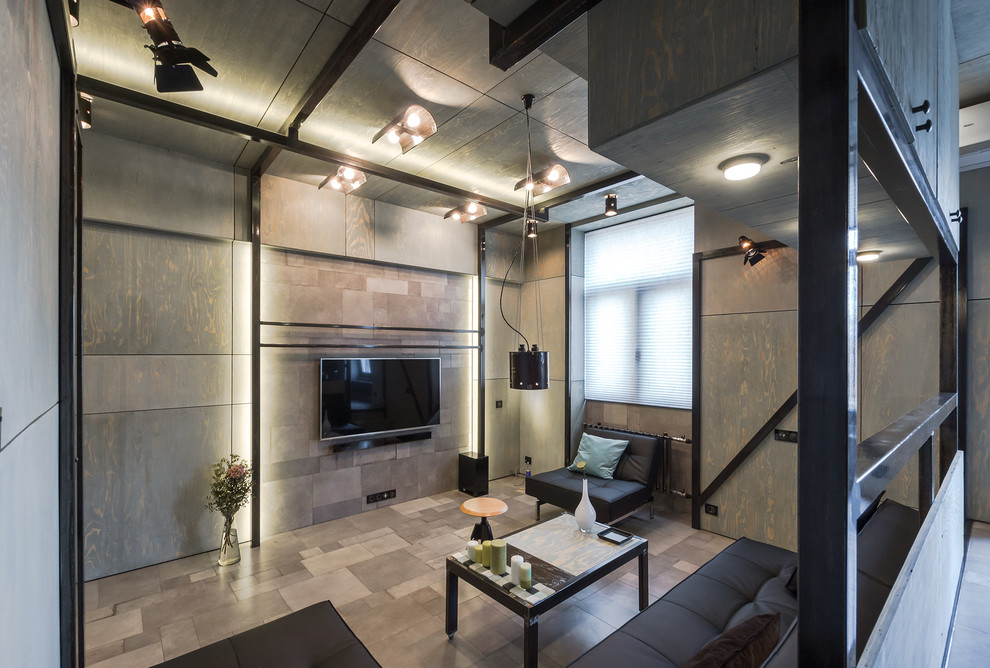 Idée de décoration pour un petit salon urbain ouvert avec une salle de réception, un sol en carrelage de céramique, un téléviseur fixé au mur, un sol gris et un mur gris.