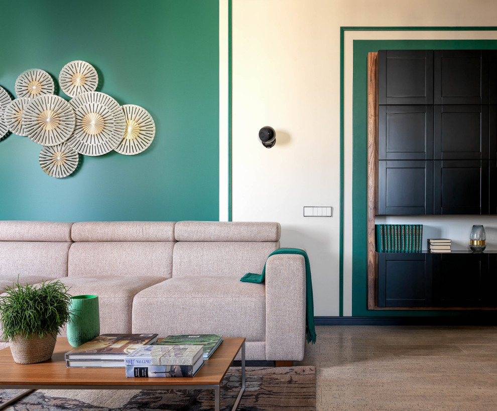 На фото: гостиная комната в стиле неоклассика (современная классика) с зелеными стенами и коричневым полом с
