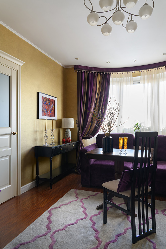 Пример оригинального дизайна: гостиная комната среднего размера в классическом стиле с оранжевыми стенами и полом из ламината