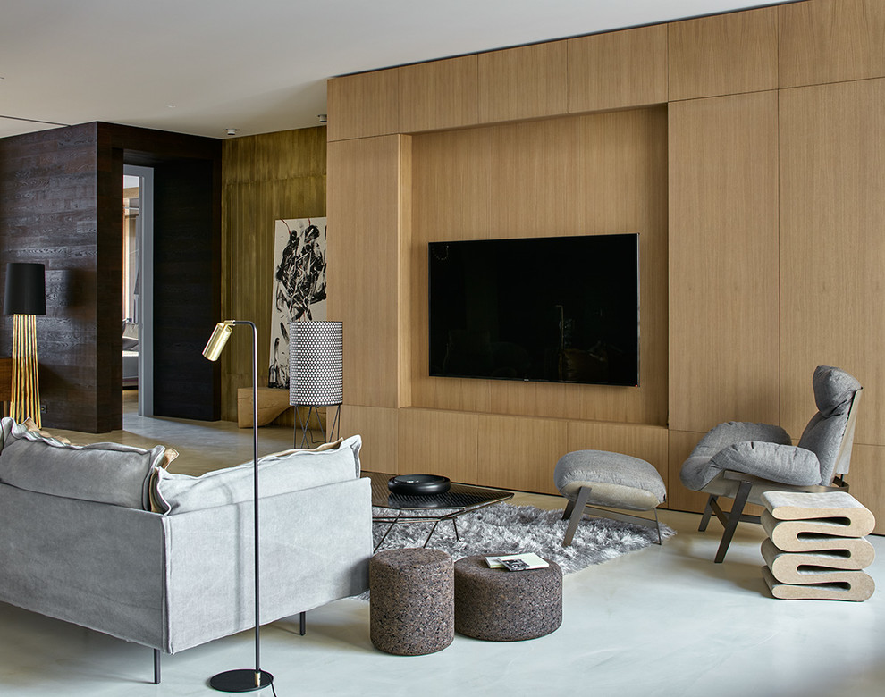 Foto de salón para visitas abierto actual grande con suelo de cemento, televisor colgado en la pared, paredes beige y suelo gris
